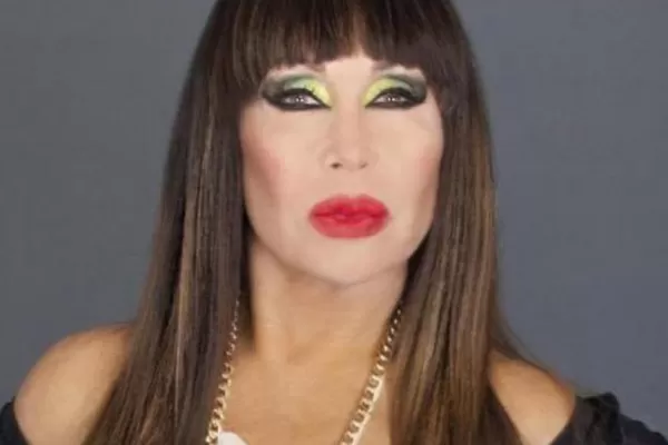 La foto de Moria en la cárcel: está en una celda VIP y con celular