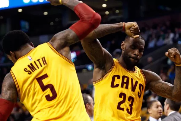 LeBron James mantiene a Cavs en la cima del Este