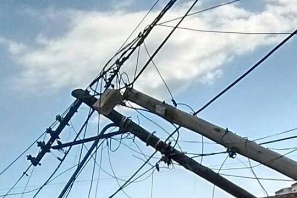 Una camioneta chocó contra dos postes y huyó