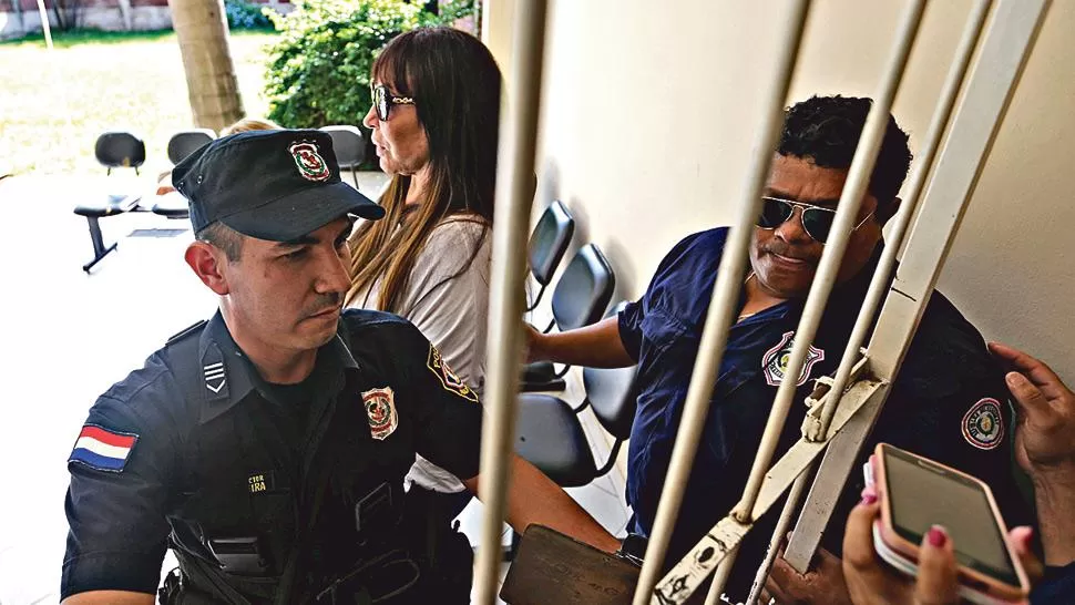 VIGILADA. La vedette argentina es trasladada como cualquier detenida. REUTERS