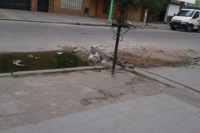 Exigen que alguien limpie y arregle la vereda