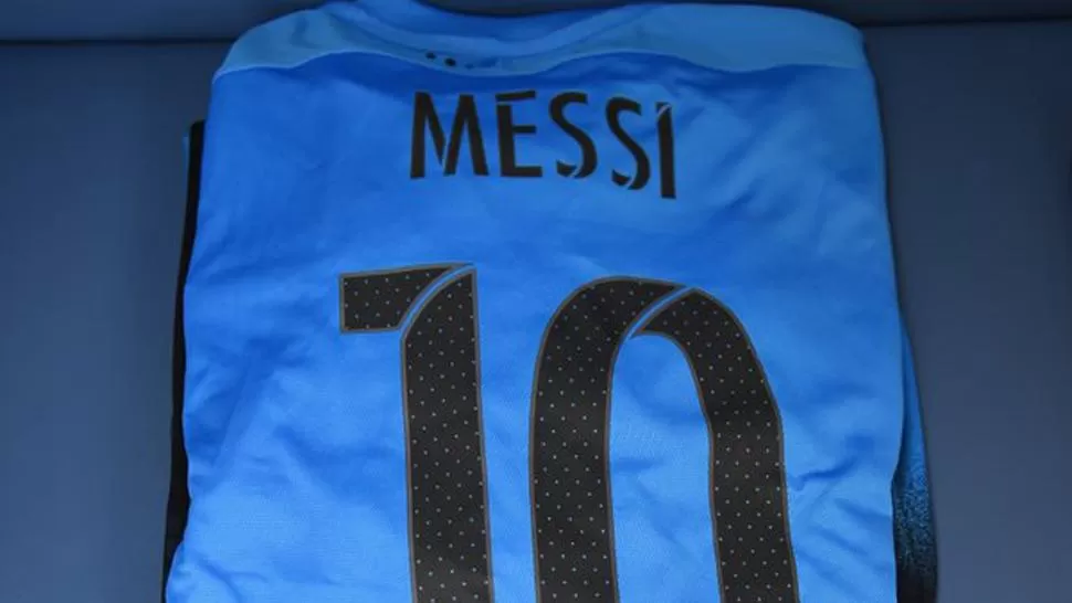 QUEDÓ EN EL VESTUARIO. La camiseta que Messi iba a usar hoy ante el campeón de China. (FOTO TOMADA DE TWITTER)