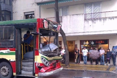 Dos colectivos chocaron en Jujuy primera cuadra