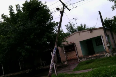 Los Ralos: una columna de luz está por caer sobre una casa