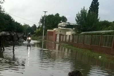 Una avenida se convierte en un río cuando llueve en Alderetes