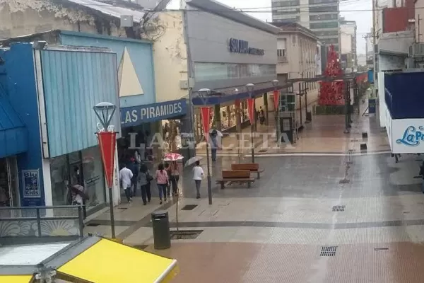 La lluvia se quedaría todo el día como preludio de un fin de semana con sol