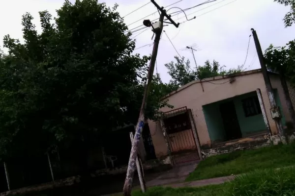 Los Ralos: una columna de luz está por caer sobre una casa