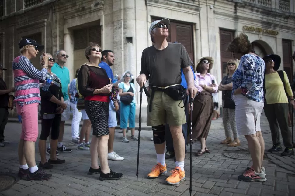 EN LA HABANA VIEJA. Un grupo de turistas estadounidenses caminan por la capital cubana. Con el acuerdo firmado aumentarán los vuelos a la isla. reuters