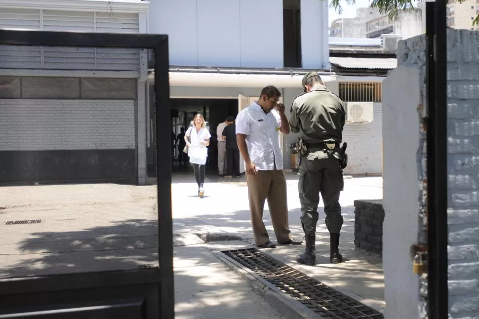 CONGOJA. Un gendarme dialoga con uno de los médicos del Centro de Salud para ultimar los detalles para el traslado del cuerpo de Jorge Villarroel.  la gaceta / foto de analía jaramillo