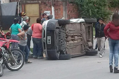 Choque y vuelco en Lidoro Quinteros y Bolivar