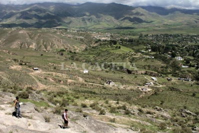 Rodear el cerro El Pelao es andar el camino de los artesanos