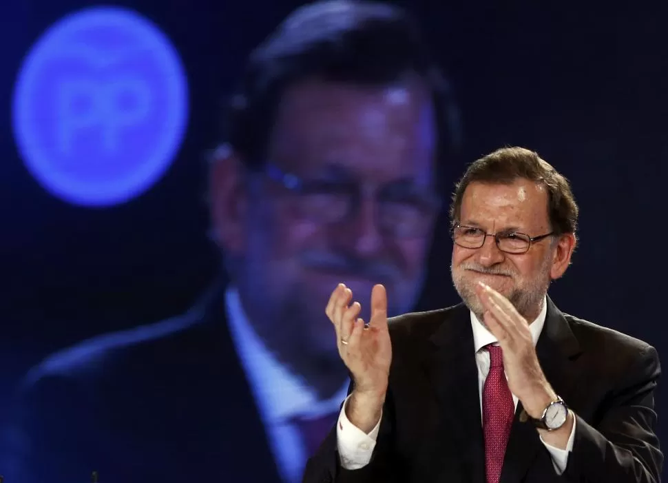 MADRID. Rajoy responde a sus partidarios en el cierre de la campaña. reuters