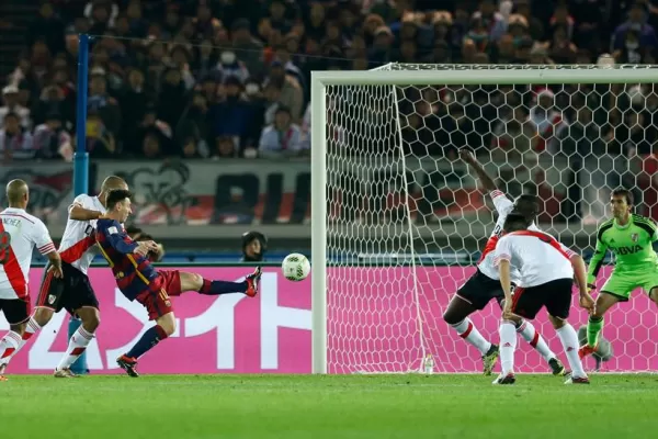 ¿Messi paró la pelota con el brazo en el gol ante River?