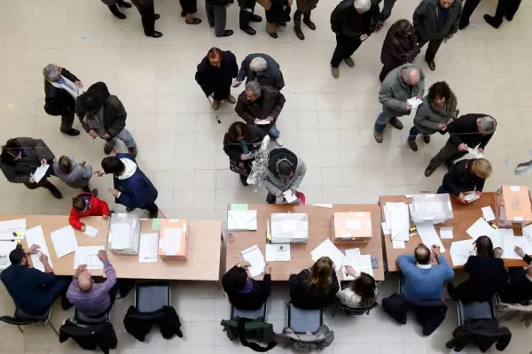 España va a las urnas en unas elecciones históricas