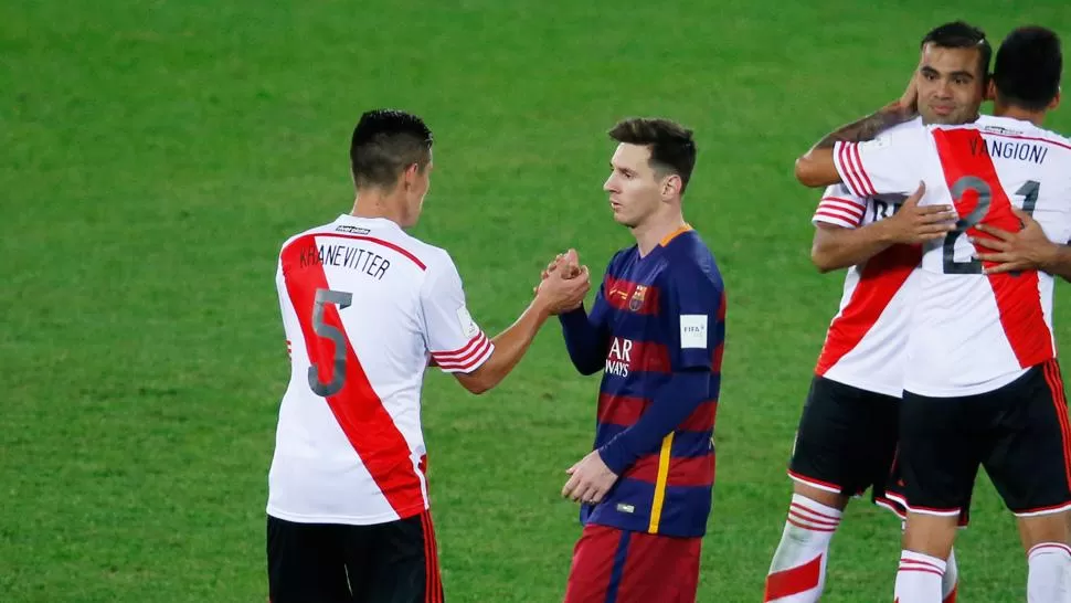 FIN DE UN CICLO. El tucumano saluda a Messi luego del final del partido que marcó su despedida del club de Núñez. REUTERS