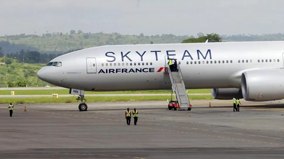 TODOS ABAJO. El avión fue evacuado y las autoridades africanas investigan si el aparato es explosivo. REUTERS