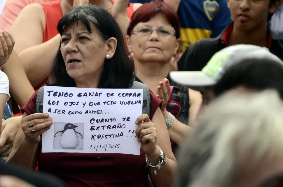 FRENTE AL CONGRESO. El miércoles, dirigentes y militantes kirchneristas se movilizaron para repudiar las medidas dispuestas por el Gobierno de Macri.  dyn