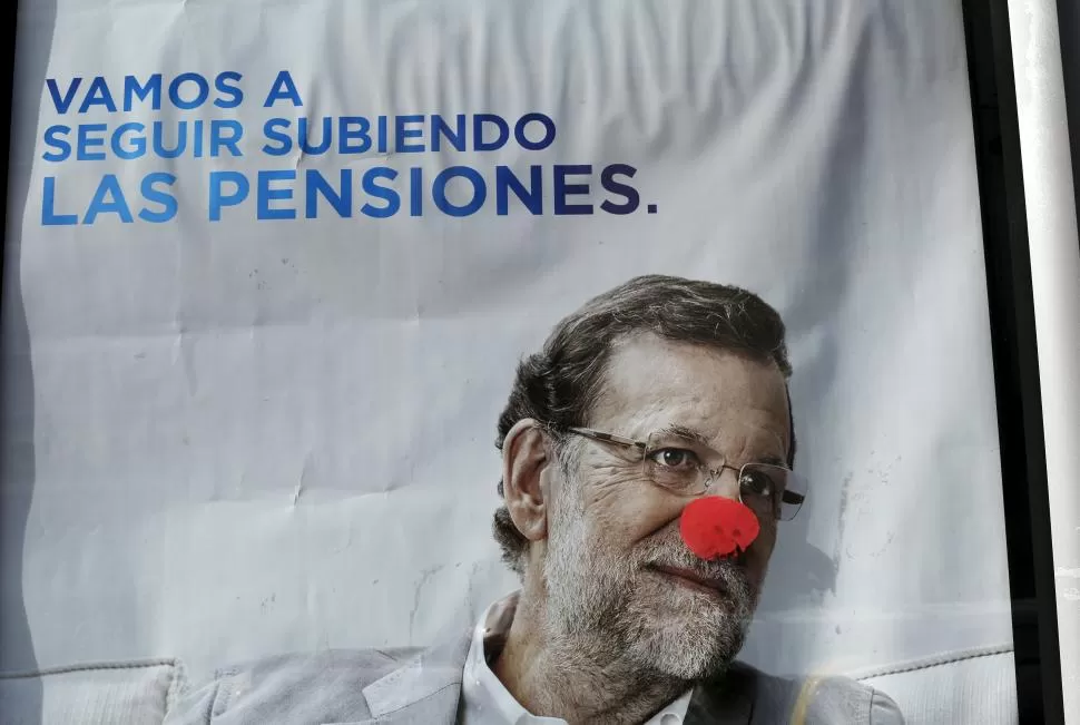 EN SEVILLA. Un afiche de la oposición toma por mentiroso a Mariano Rajoy. reuters