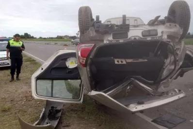 Un auto dio varios tumbos y quedó ruedas hacia arriba en Concepción
