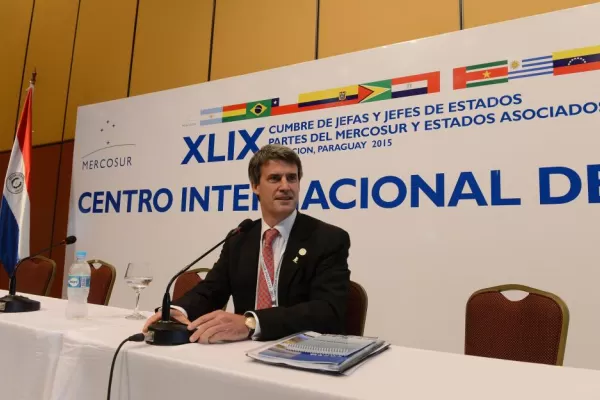 Tras la liberación del cepo, Prat Gay prepara medidas para bajar el déficit fiscal y la inflación