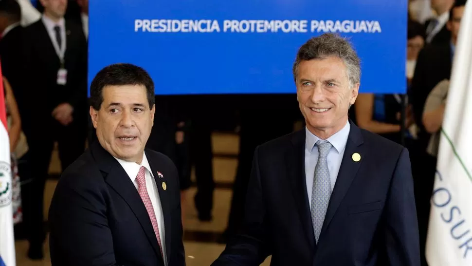 ENCUENTRO. El presidente de Paraguay, Horacio Cartes, saluda a Macri. REUTERS.