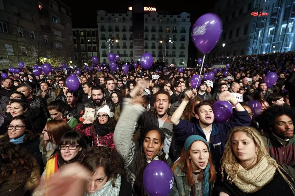 GRAN RESULTADO. Los votantes de Podemos se mostraron anoche eufóricos por los votos logrados, que los ubica como tercera fuerza política. reuters