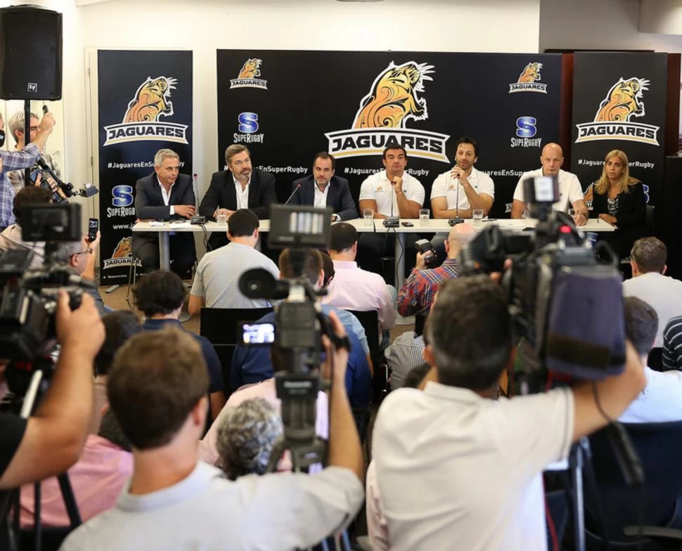 PRESENTACIÓN. La cúpula de la franquicia, junto a Agustín Creevy, el técnico Raúl Pérez y el Manager General, Greg Peters. FOTOS DE PRENSA UAR