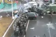 Gendarmes desalojan a los manifestantes que cortan el acceso a Ezeiza