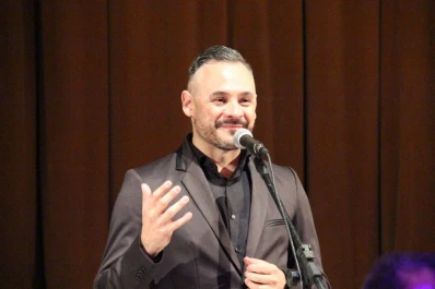 “Al director le decimos que el teatro no termina en Buenos Aires”