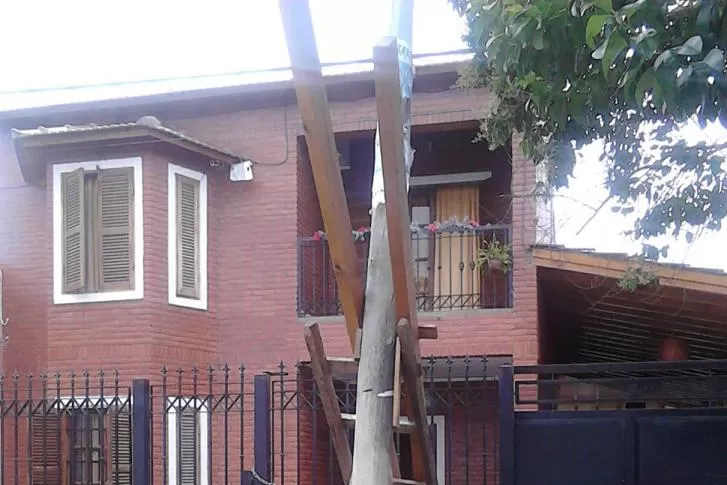 Desde hace una semana, un poste está a punto de caer sobre una casa