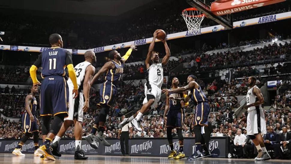 FIGURA. Leonard volvió a marcar el camino de Spurs y con 24 puntos fue el máximo anotador del partido. FOTO TOMADA DE NBA.COM/SPURS