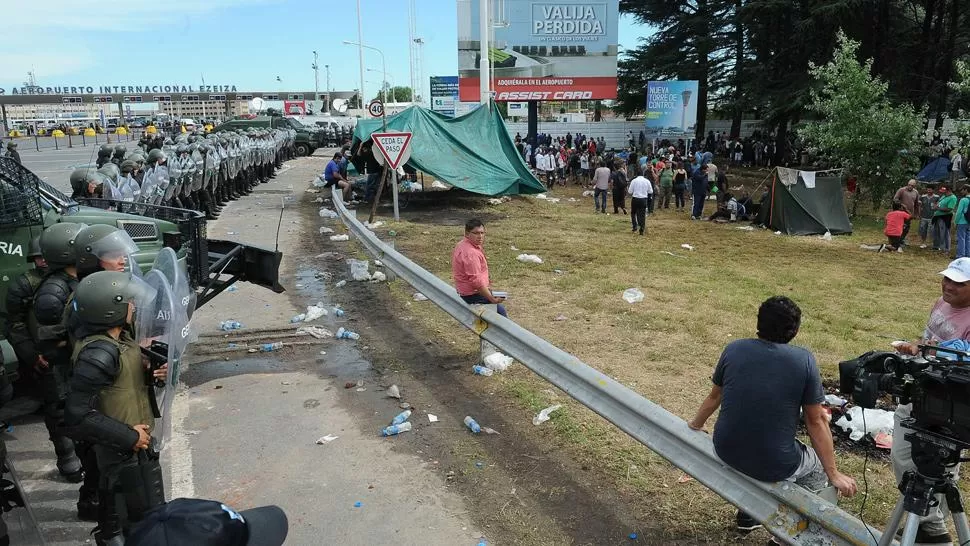CONFLICTO Y TENSIÓN. Gendarmería desalojó esta mañana la autopista que lleva al aeropuerto internacional de Ezeiza. TÉLAM