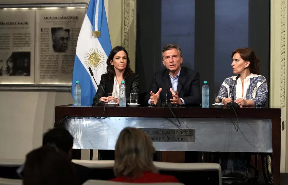 ANUNCIOS. Macri habla con periodistas, flanqueado por la ministra Carolina Stanley y la vice, Gabriela Michetti. dyn