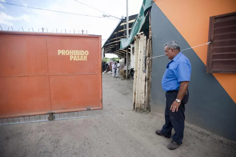 ROBO. Alderete, jefe de seguridad de Transporte Gómez, relata cómo los ladrones intentaron entrar al predio.  la gaceta / foto de diego aráoz