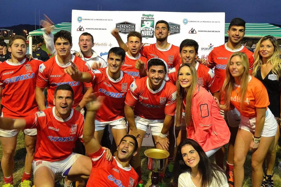 A BRINDAR. El plantel “rojo” obtuvo el título que Huirapuca había ganado en 2014. foto de norte rugby