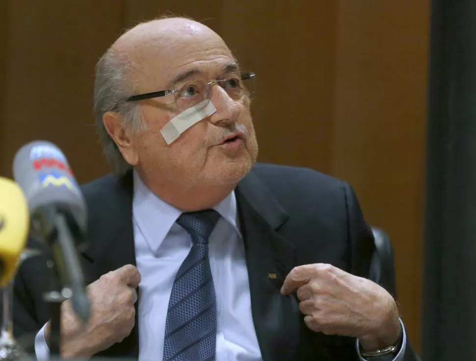 LESIÓN. Blatter apareció con un apósito sobre la cara, producto de una operación. reuters