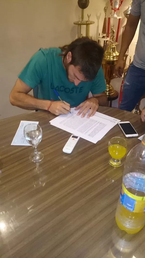 LA RÚBRICA. Esteban Goicoechea se sintió reconfortado luego de estampar la firma en el contrato hasta junio de 2017. foto del twitter de @CASMOficial