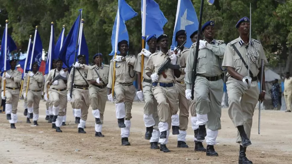 LEY DURA. Marcha de la policía somalí el domingo pasado en Mogadiscio. / REUTERS