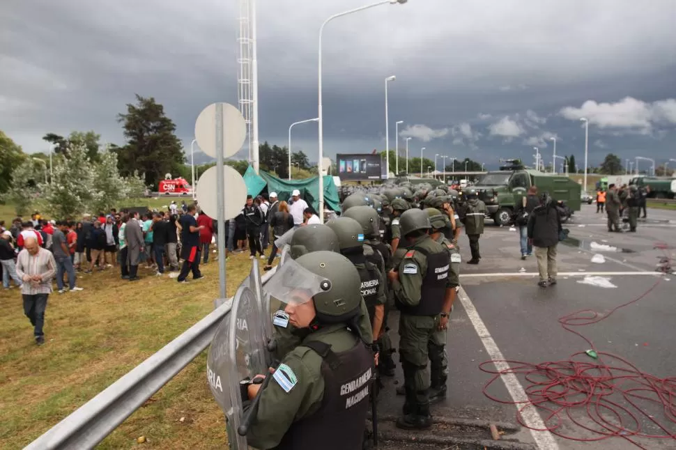 CHOQUES. En la jornada de ayer hubo nuevos enfrentamientos entre los trabajadores y Gendarmería Nacional dyn