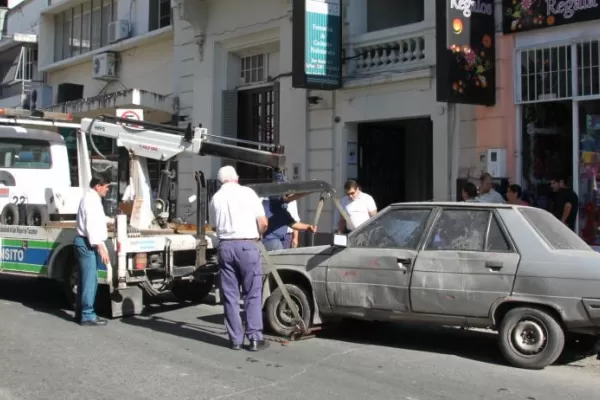 “Limpiaron” de vehículos los frentes de las comisarías 1ª y 2ª