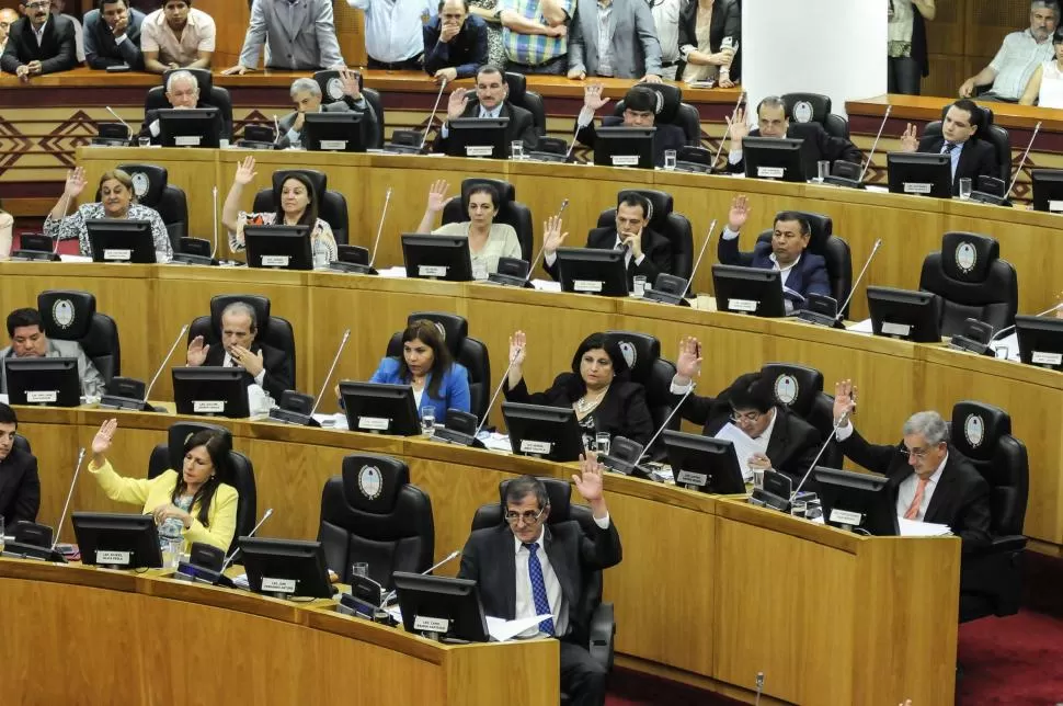 APROBADO. Oficialistas de la Legislatura alzan la mano y avalan la suba. prensa legislatura