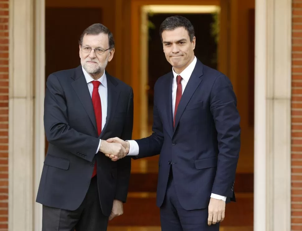 ROSTROS SERIOS. Rajoy y Sánchez se saludaron sin esbozar una sonrisa. REUTERS