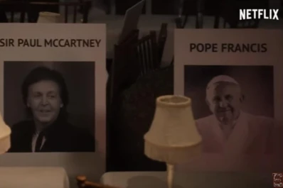 Miley Cyrus, Bill Murray y una foto del Papa, en un especial de navidad