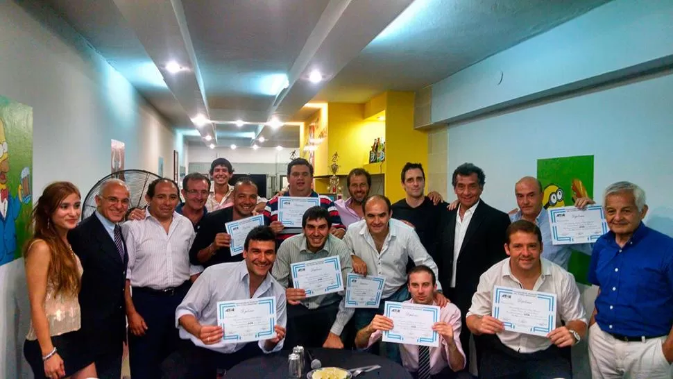 GRADUACIÓN Y FESTEJO. El grupo de entrenadores que recibió la acreditación en Lules.
FOTO TOMADA DE FACEBOOK/FRANCISCO MÁRQUEZ