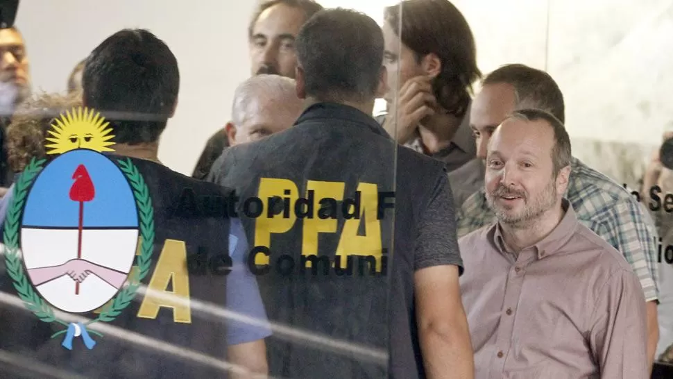 DÍA TENSO. Sabbatella conversando con la Policía en las puertas del Afsca. REUTERS