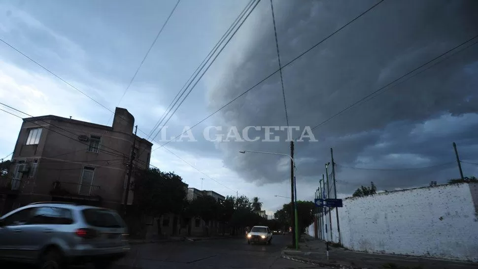 AMENAZA. Las nubes anuncian la tormenta. LA GACETA (FOTO DE ARCHIVO)
