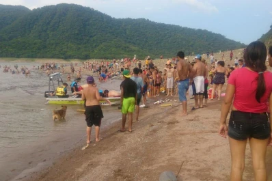 Pelea por su vida un bebé que estuvo más de 10 minutos hundido en el agua