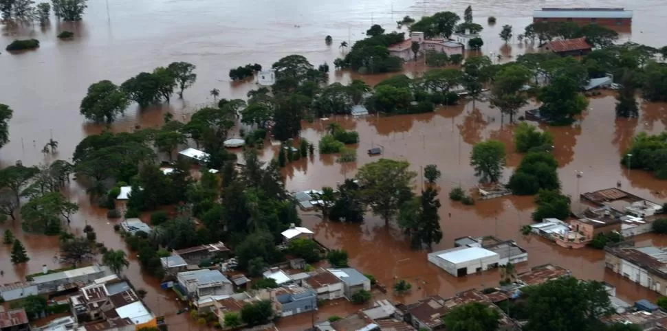 CONCORDIA DESDE EL AIRE. Así se veía ayer la ciudad entrerriana, la más castigada del país, donde ya evacuaron a 10.000 personas y montaron 37 centros de atención para socorrer a los damnificados. dyn