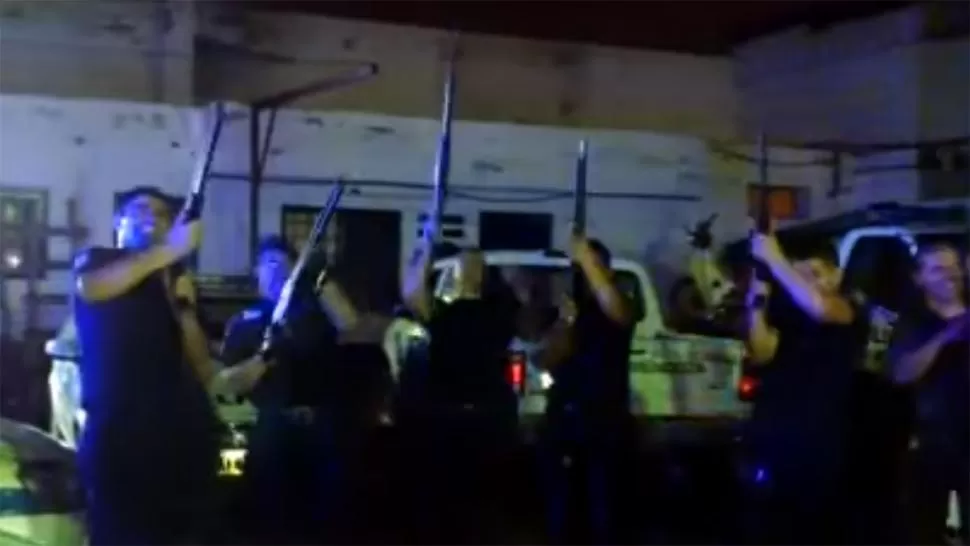 Mirá el video de los policías mendocinos que celebraron la Navidad a los tiros