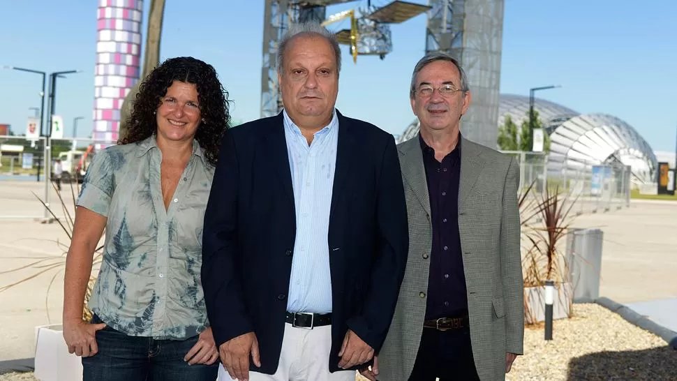 NUEVA ETAPA. Lombardi (centro) anunció que Gabriela Ricardes (izquierda) conducirá Radio Nacional mientras que Jorge Sigal (derecha) estará a cargo de la Agencia Télam. TELAM